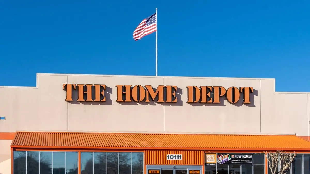 Home Depot lansează un copac pentru pisici cu 3 niveluri, perfect pentru interioruri moderne